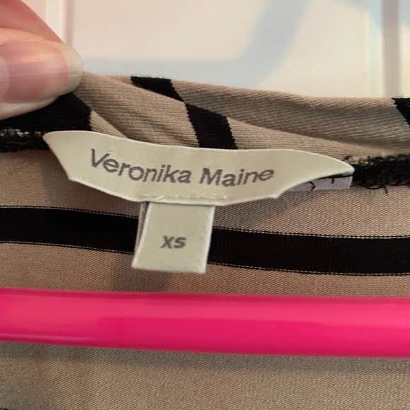 Veronica Maine short sleeve with tie down one side. Size XS - Picture 3 of 3